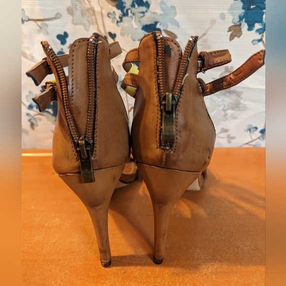 MIA Women's Brown and Yellow Courts - Picture 6 of 7